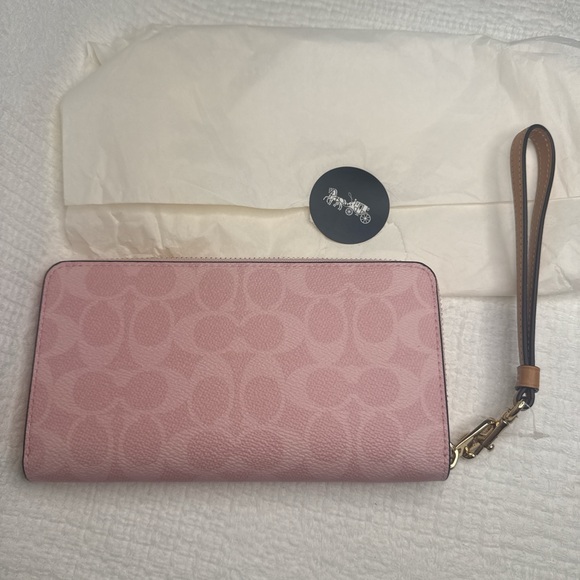 COACH Long Zip Around Wallet In Signature Canvas.
COLOR: GOLD/POWDER PINK 💕 - Picture 2 of 6